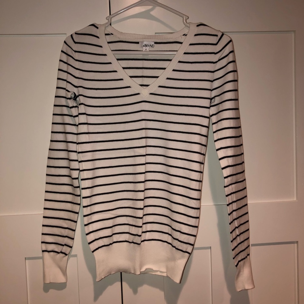 Abound - V-Neck light weight sweater